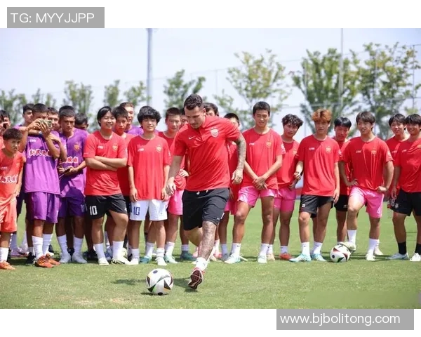 篮球足球球星相似之处探析:他们如何在赛场上展现卓越才华与领导力