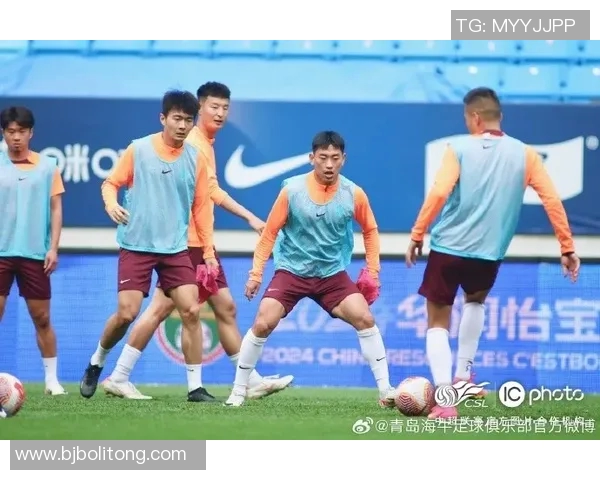 青春与魅力并存的足球场上 她是最耀眼的明星 青春与魅力并存的足球场上 她是最耀眼的明星